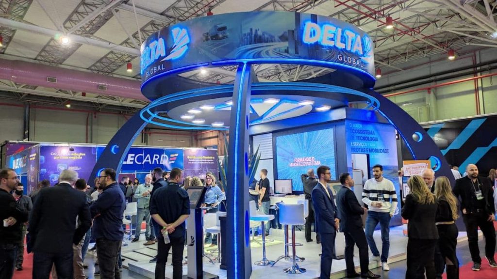 estande da delta global com pessoas embaixo