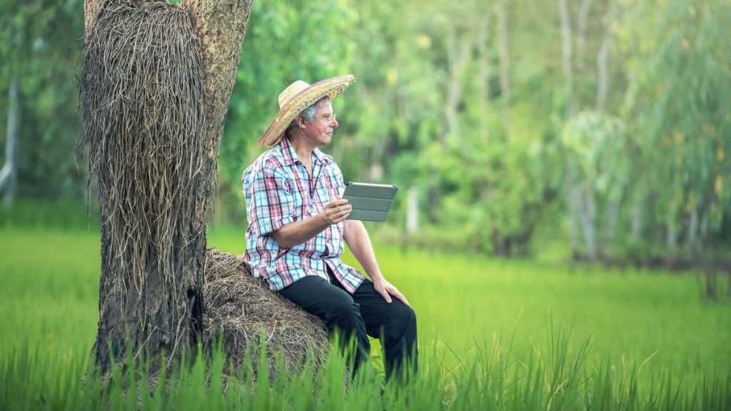 homem do campo com tablet na mão