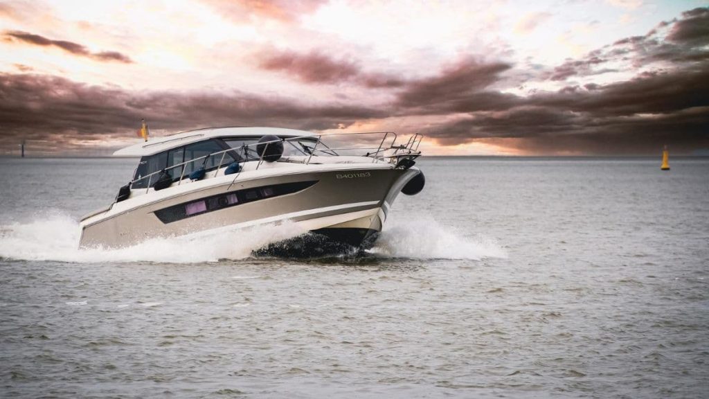 barco lancha em alto mar