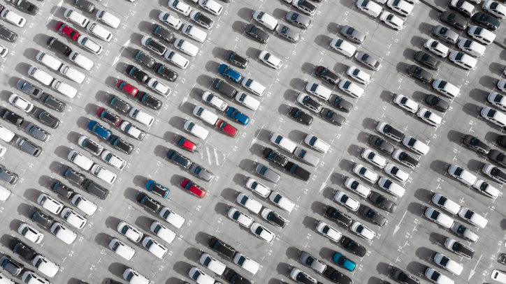 imagem aérea de vários carros em um estacionamento