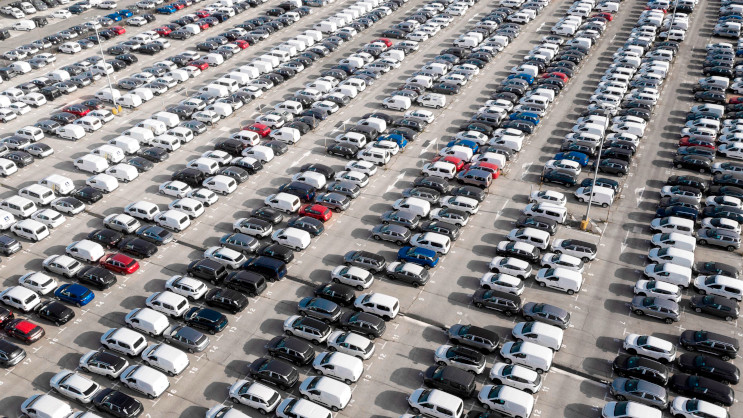 Imagem aérea de vários carros em um estacionamento