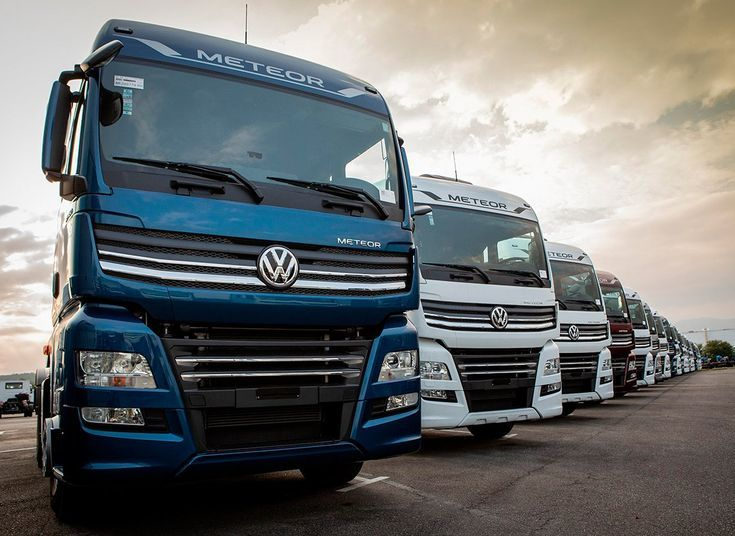 Vários caminhões Meteor da Volkswagen enfileirados em um estacionamento