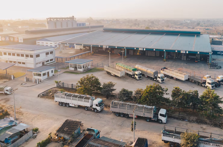 Imagem aérea de um centro de distribuição com caminhões estacionados
